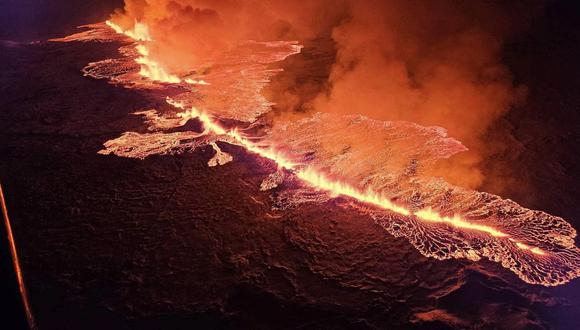 Se ven ondas de humo y lava fluyendo que tiñen el cielo de color naranja durante una erupción volcánica en la península de Reykjanes, a 3 km al norte de Grindavik, en el oeste de Islandia, el 19 de diciembre de 2023. (Foto del Departamento de Protección Civil y Gestión de Emergencias de Islandia / FOLLETO / AFP)
