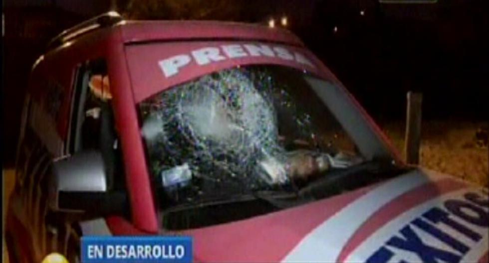 Unidad móvil de diario Exitosa fue destrozado en desalojo. (Foto: Captura de Canal 10/RPP)