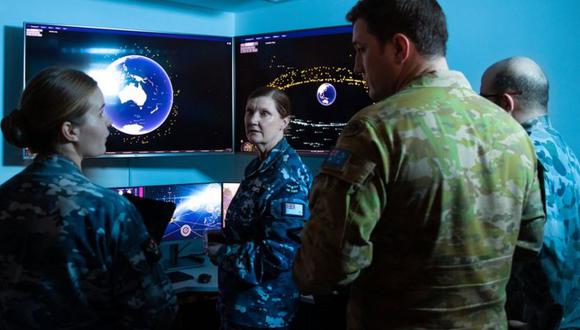 El Comando Espacial, dirigido por la vicemariscal del aire Cath Roberts (al centro), coordinará las operaciones en el espacio del Ejército, Fuerza Aérea y Marina australianas, y trabajará con aliados internacionales. (Foto: Departamento de Defensa de Australia)