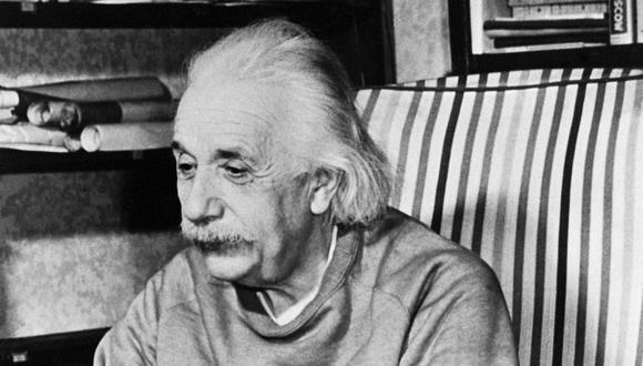 Retrato tomado en 1948 del físico suizo-estadounidense nacido en Alemania Albert Einstein (1879-1955), autor de la teoría de la relatividad, galardonado con el Premio Nobel de Física en 1921. (Foto de AFP)