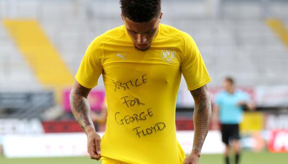 Jadon Sancho, atacante inglés del Borussia Dortmund, tras celebrar el primero de los goles que anotó ante el Paderborn, se levantó la camiseta y debajo llevaba otra en la que se podía leer “Justicia para George”. (REUTERS)