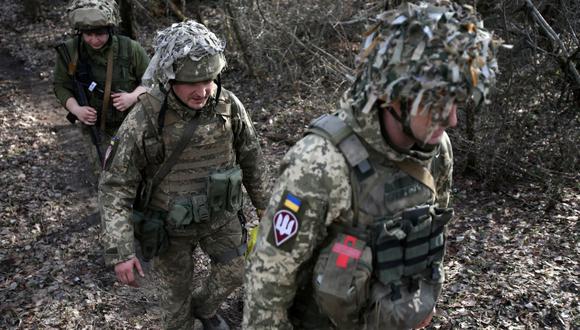 Los militares ucranianos se ven en una posición en la línea del frente con los separatistas respaldados por Rusia cerca de la ciudad de Schastia, en Lugansk, en el este de Ucrania, el 23 de febrero de 2022. (Anatolii Stepanov / AFP).
