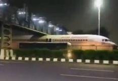 ¿Cómo llegó ahí? Avión queda atascado debajo de un puente cerca del aeropuerto
