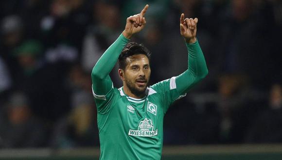 "Tus compañeros de equipo en Werder Bremen podrían ser tus hijos. Claudio Pizarro es un milagro para mí. Los científicos deberían investigarlo", precisó el columnista. (Foto: AFP)