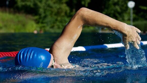 Un joven le gana a su contrincante en la competencia de natación de la manera más insólita. (Foto: Pixabay / referencial)
