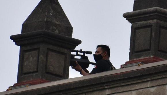 Por su parte, autoridades capitalinas consultadas también por esta casa editorial confirmaron que las fotografías en las que se ven a hombres en el techo de Palacio Nacional corresponden al momento de la marcha del 8M. (Foto: Haarón Álvarez / ObturadoMX, vía El Universal de México/ GDA).