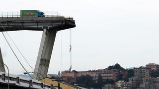 Italia: Camión quedó al borde del abismo tras desplome de puente en Génova