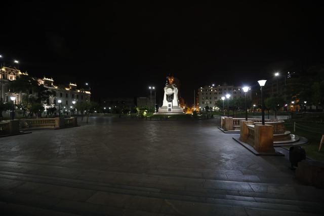La plaza San Martín, uno de los lugares más concurridos de la ciudad, se quedó vacía minutos después del inicio del toque de queda.  (GEC)