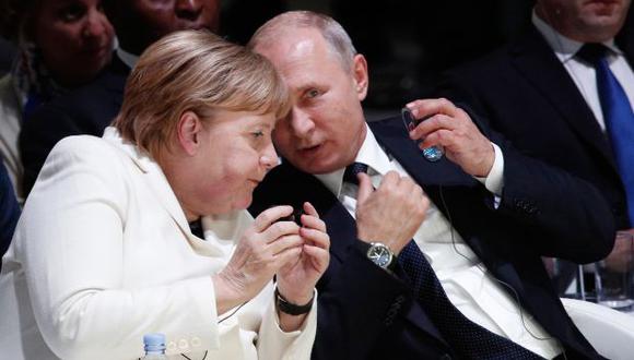 Los dos dirigentes hablaron por teléfono "a iniciativa alemana" para abordar el "peligroso incidente" que tuvo lugar el domingo en el mar Negro con Ucrania. (Foto: AFP)
