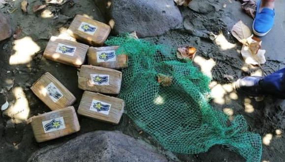 El hallazgo más reciente de estos paquetes ocurrió cerca de una playa en la provincia de Quezón. Foto: MAUBAN POLICE, vía BBC Mundo