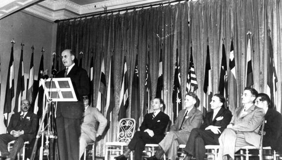 El Secretario del Tesoro de los Estados Unidos, Henry Morgenthau, da la bienvenida a los delegados durante la reunión inaugural de la Conferencia de Bretton Woods, el 8 de julio de 1944. (Foto de US NATIONAL ARCHIVES / INTERNATIONAL MONETARY FUND / AFP)