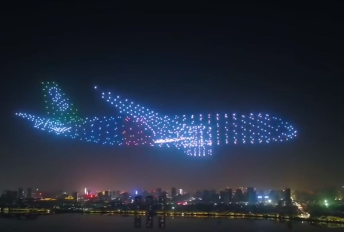 En las imágenes se puede apreciar como los drones iluminados sobrevolaron algunas partes de la ciudad. (Foto: Captura de video de YouTube)