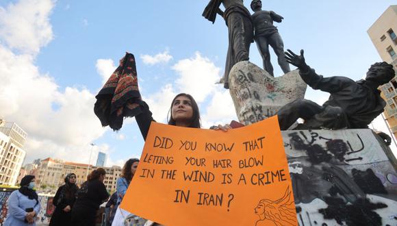 Mujeres kurdas y libanesas participan en una manifestación en el distrito del centro de la capital, Beirut, el 21 de septiembre de 2022, días después de que las autoridades iraníes anunciaran la muerte de Mahsa Amini. (Foto de ANWAR AMRO / AFP)