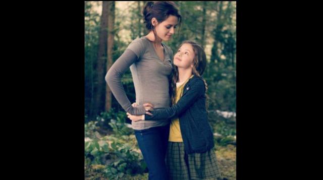 Kristen Stewart como Bella Swan y Mackenzie Foy como Renesmee en "Crepúsculo: Amanecer Parte 2". (Foto: Difusión / Instagram)