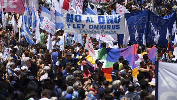 La gente participa en una manifestación en el Memorial de la Bandera Nacional durante una huelga nacional contra el gobierno de Javier Milei en Rosario, Argentina, el 24 de enero de 2024. (Foto de STRINGER / AFP)
