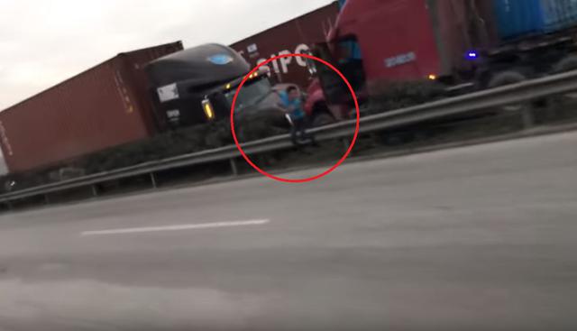 El joven logró reaccionar a tiempo al darse cuenta que venía un gran camión hacia él. (YouTube: ViralHog)