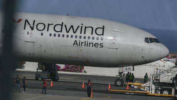 Un Boeing 777 de la aerolínea rusa Nordwind Airlines permanece estacionado en la pista del aeropuerto de La Guaira, a 30 km de Caracas el 30 de enero de 2019. (Foto referencial de JUAN BARRETO / AFP)