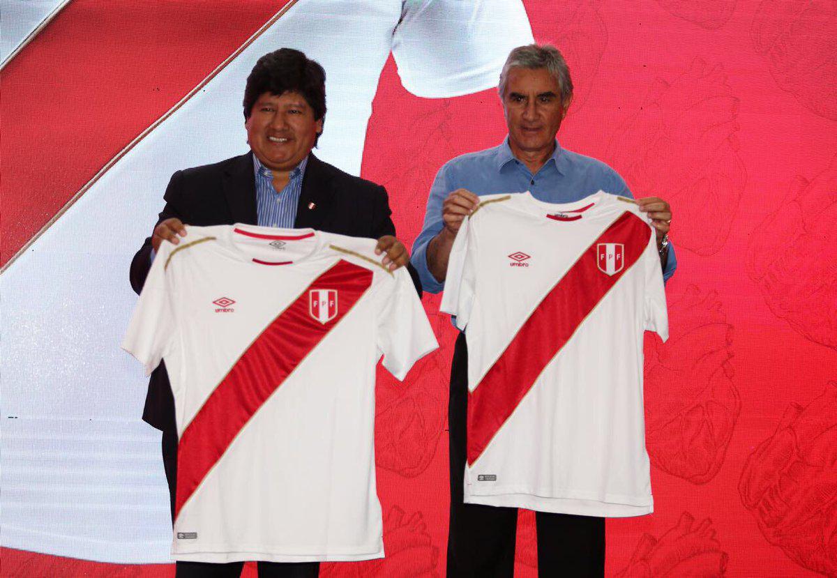 La empresa Umbro confeccionó la nueva equipación de la selección peruana que será utilizada en Rusia 2018. En la ceremonia de presentación estuvieron Aldo Corzo, Adrián Zela y José Carvallo. (Foto: FPF)