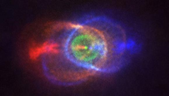 Las estrellas combatientes son el punto brillante en en medio de los anillos de colores. (Foto: ALMA/ESO)