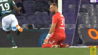YouTube: insólito blooper entre defensa y arquero de Toulouse que acabó en gol | VIDEO
