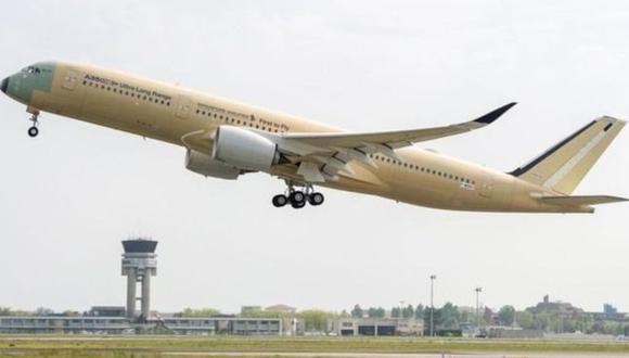 El avión A350-900 ULR de Singapore Airlines en pleno despegue en su primer vuelo de prueba.