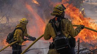Enorme incendio forestal se propaga con ferocidad en California