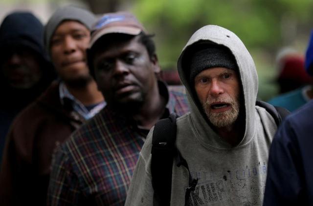 Hombres esperan en la fila durante una distribución de alimentos y ropa para personas sin hogar, mientras continúa la propagación del coronavirus, en el centro de Birmingham, Alabama, Estados Unidos. (Foto: Reuters/Carlos Barria)