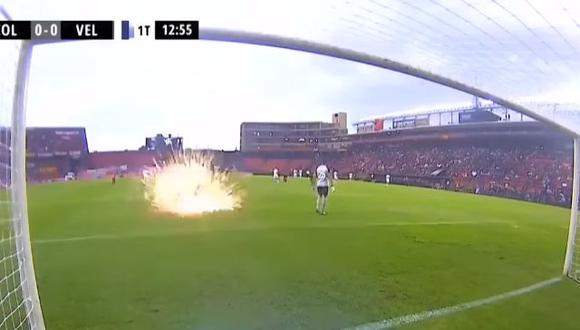 Vélez vs. Colón fue suspendido por explosión de bombas de estruendo | VIDEO (Foto: Captura Twitter)