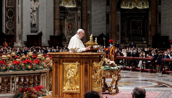 Imagen referencial del papa Francisco, a quien se le ve durante la misa oficiada ayer en la Basílica de San Pedro del Vaticano. EFE