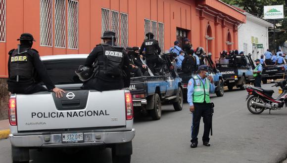 Policías y antidisturbios bloquean la entrada principal de la Curia Arzobispal de Matagalpa impidiendo la salida de Monseñor Rolando Álvarez, en Matagalpa, Nicaragua, el 4 de agosto de 2022. (Foto de AFP)