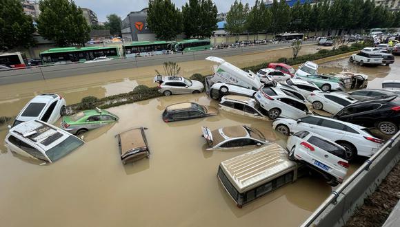 Esta foto de archivo tomada el 21 de julio de 2021 muestra automóviles sumergidos tras las inundaciones en la ciudad de Zhengzhou, en la provincia central china de Henan. (Foto de STR / AFP).