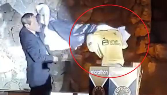 Curioso incidente durante la presentación de la camiseta de Cusco FC para la Liga 1 2024 | Captura de video / Cusco al instante (Facebook)