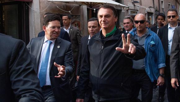 El presidente de Brasil, Jair Bolsonaro, camina por Roma, Italia, durante su visita. El lunes visitará Anguillara Veneta. EFE