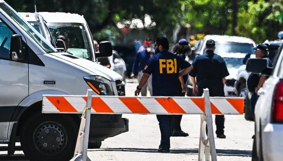 Se ve a un agente del FBI afuera de la Escuela Primaria Robb en Uvalde, Texas, el 25 de mayo de 2022. (Foto: CHANDAN KHANNA / AFP)