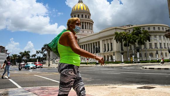 Una mujer camina cerca del Capitolio de La Habana, el 12 de julio de 2021. (Foto de YAMIL LAGE / AFP).