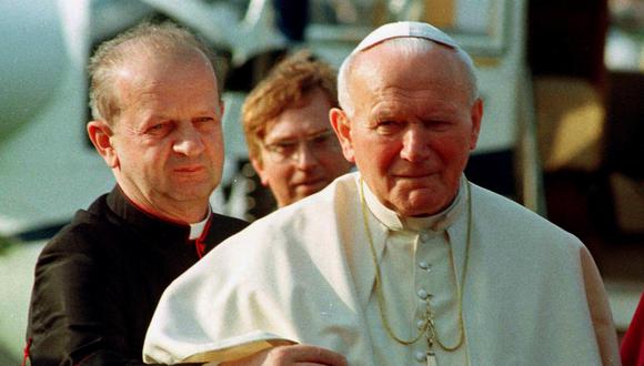Stanislaw Dziwisz, quien fuera el secretario personal del papa Juan Pablo II, ayuda a caminar al Sumo Pontífice. REUTERS