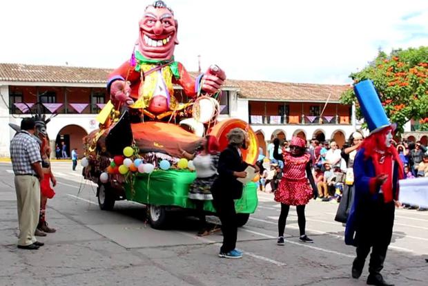 El Ño Carnavalón se pasea durante el carnaval de Cajamarca. (Foto: Andina)