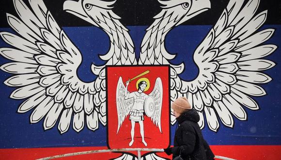 El emblema de la no reconocida República Popular de Donetsk es común en el territorio rebelde. (ALEXANDER NEMENOV/AFP).