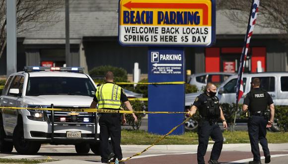 La policía de Virginia Beach colocó cinta policial en Av. Pacific en el Oceanfront por la mañana después de un tiroteo fatal la noche anterior en Virginia Beach, Virginia. (Foto: Stephen Katz / The Virginian-Pilot vía AP)