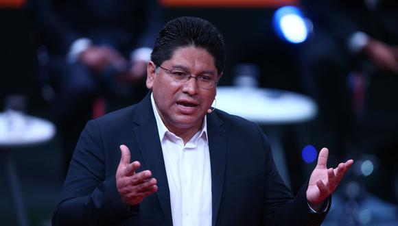 El congresista Rennán Espinoza presentó la propuesta para aplicar la paridad en el próximo proceso electoral. (Foto: Andina)