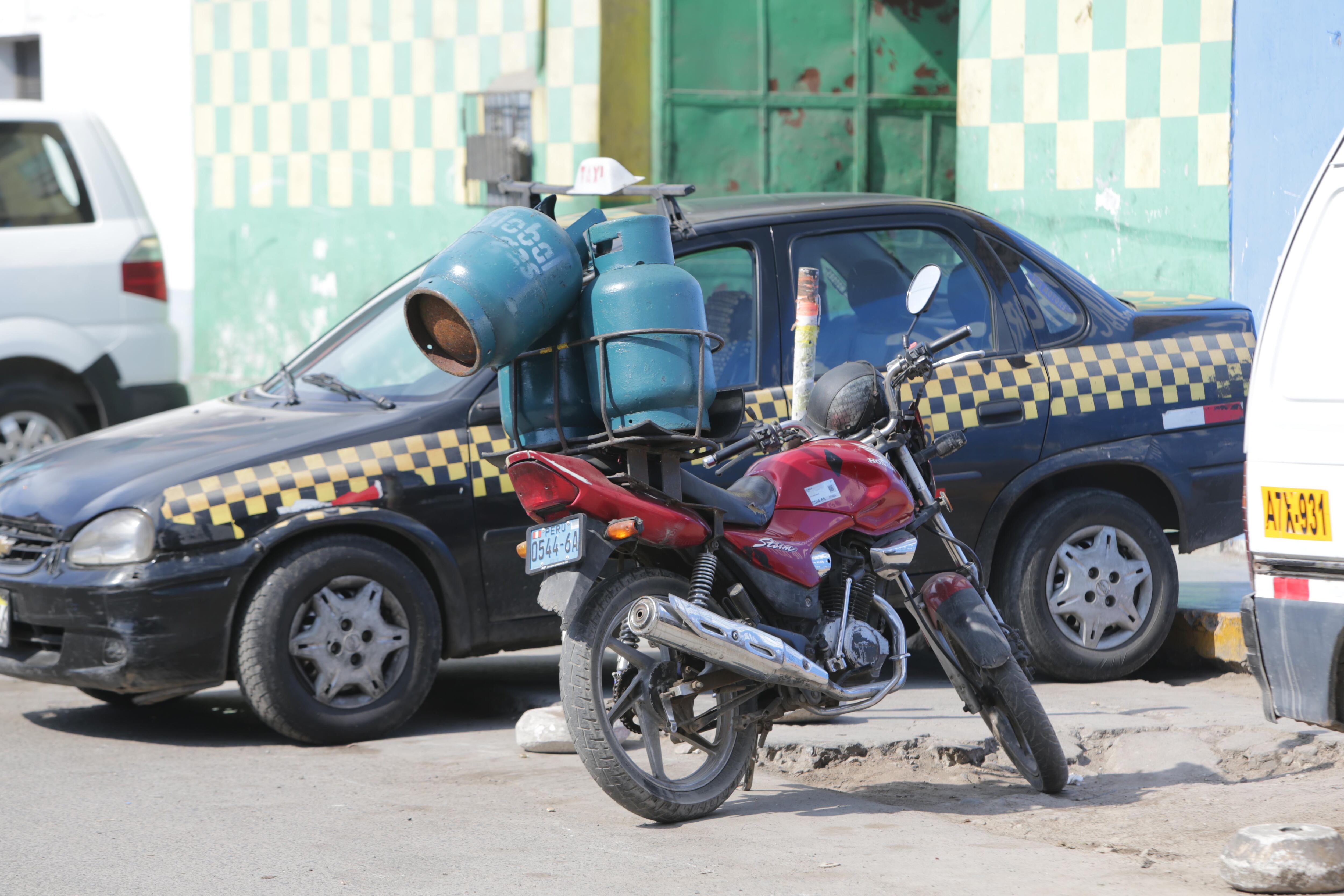 Transporte de balones de gas en vehículos menores (Foto: Alonso Chero/El Comercio).