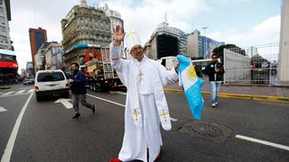 El papa falso ya es furor en las calles de Buenos Aires