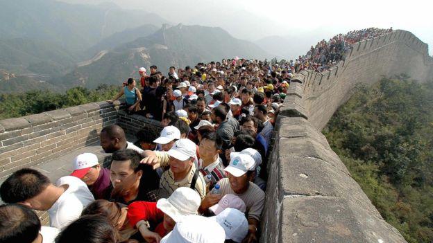 La afluencia de turistas (que se llevan piedras) y la fuerza de la naturaleza están debilitando la muralla. (Foto: Getty Images)