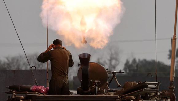 Soldados israelíes disparan morteros contra una zona cercana a la frontera con la Franja de Gaza, en el sur de Israel, el 1 de enero de 2024 | Foto: EFE/EPA/ABIR SULTAN