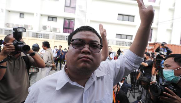 El activista prodemocracia Parit Chiwarak levanta la mano para hacer la señal de los tres dedos, símbolo de resistencia. (Foto: AP).