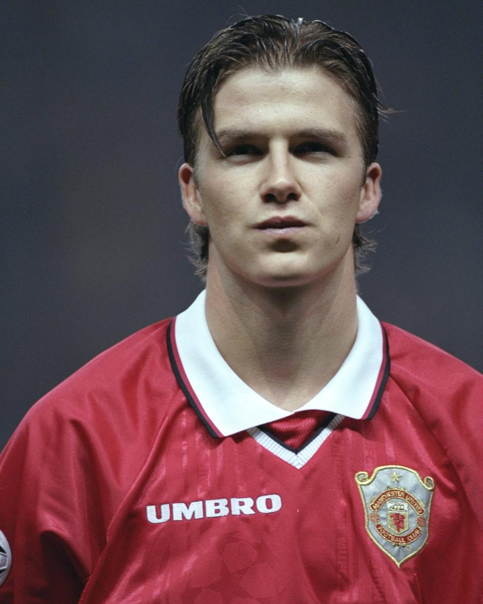 David Beckham fue parte de aquella ‘Clase del 92’ junto a Giggs, Butt, Scholes, Gary y Phil Neville, una generación prodigiosa en la cantera del Manchester United, que poco a poco se hizo notar. ‘Spice Boy’ debutó oficialmente en septiembre de 1992 con 17 años, bajo el mando de sir Alex Ferguson | Foto: @ManUtd_Es