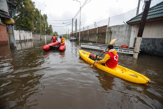 Rescatistas ayudan a afectados por las inundaciones, este miércoles, en Esteban Echeverría, provincia de Buenos Aires (Argentina). Foto: EFE