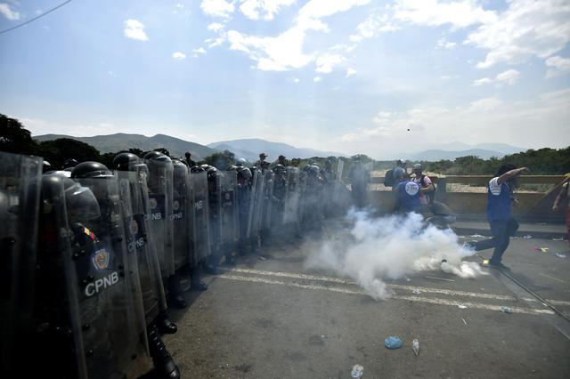 Venezuela: Juan Guaidó lidera el ingreso de ayuda humanitaria de Estados Unidos el sábado 23 de febrero desde Cúcuta, Colombia, por el puente Tienditas. En la imagen, la policía impide el paso por el puente Simón Bolívar. (AFP).