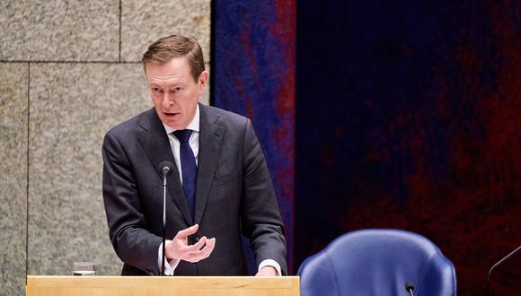 El Ministro holandés Bruno Bruins durante el debate sobre los acontecimientos que rodean el coronavirus en Países Bajos. (Foto: AFP)