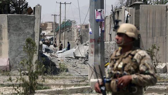 Imagen referencial. Un personal de seguridad afgano monta guardia en el lugar de un ataque talibán en Kabul (Afganistán). (STR / AFP).